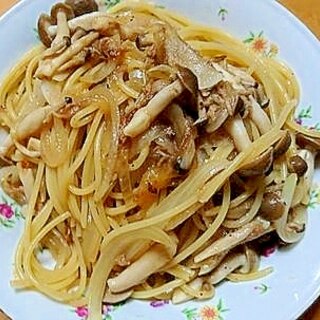 ツナとしめじと玉ねぎのカレー醤油パスタ